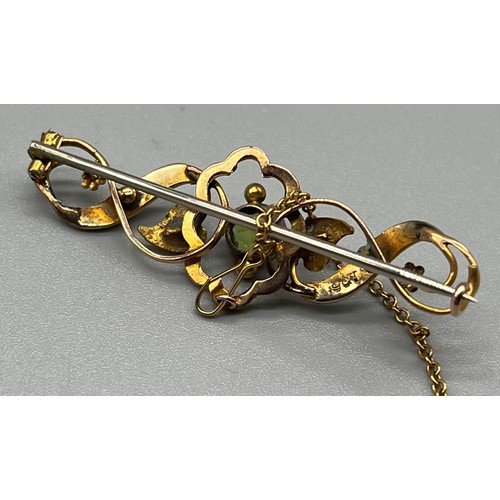 9 - Four items of gold jewellery to include 9ct yellow gold bar brooch set with a single green stone, 9c... 