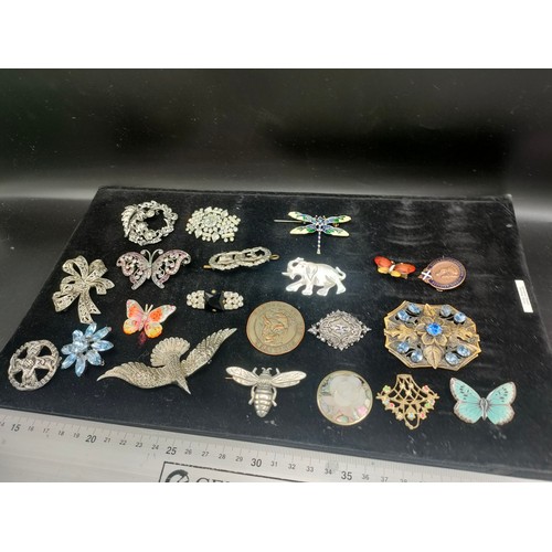 3 - Lot of Various costume brooches to include butterfly and dragonfly brooches. Also includes a Celtic ... 