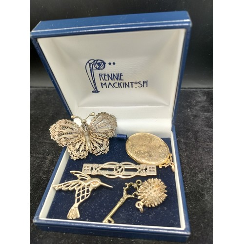 7 - Selection of brooches to include silver together with gilt locket. Filigree silver butterfly brooch,... 