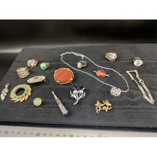 11 - Selection of costume brooches together with selection of costume rings . Includes antique agate and ... 