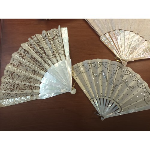 187 - Mixed lot of antique fans to include; lace and shell etc together with boxes