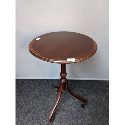 777 - Georgian style mahogany side table, the oval top with banding, raised on outswept legs ending in car... 