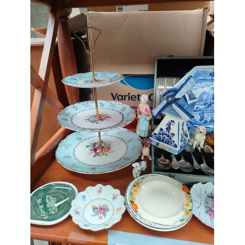 307 - Shelf of collectables includes retro vase , drift wood style fish sculpture and cake stand etc.