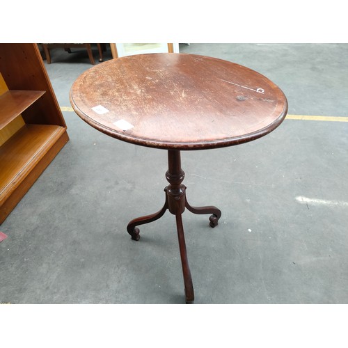 261 - Georgian period flip top table. Supported on a single pedestal with three off swept leg supports.