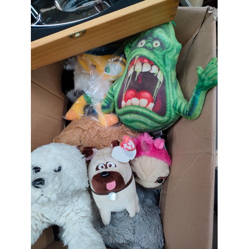 418 - Box of various teddy's together with bottle opener set boxed .Includes vintage slimmer plush from Gh... 