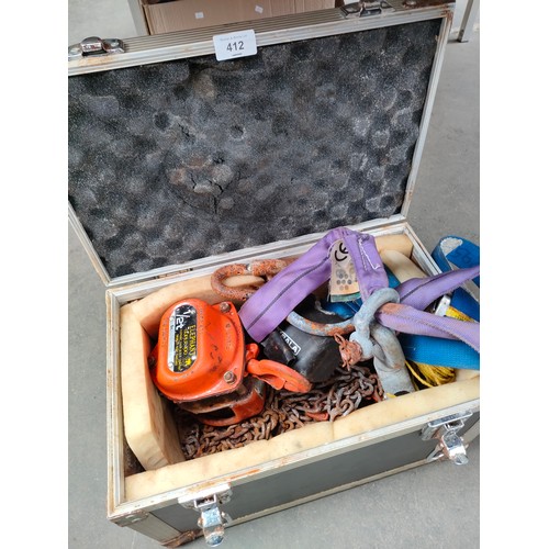 412 - Heavy duty chain hoist in fitted box .