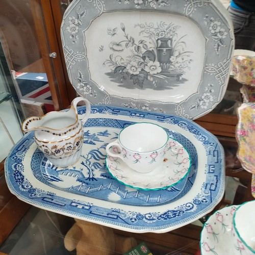 480 - Shelf of collectables oriental themed platter , chintz planter etc.