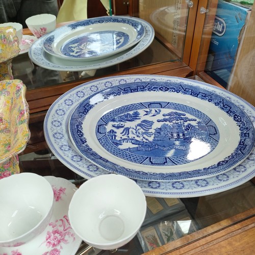 480 - Shelf of collectables oriental themed platter , chintz planter etc.