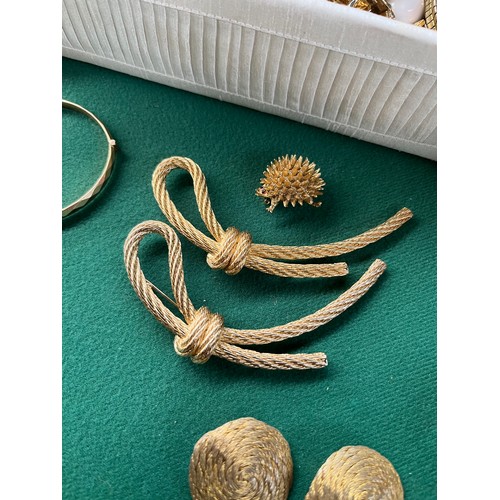 57 - A Collection of vintage costume jewellery to include two Christian Dior Nautical rope brooches, vari... 