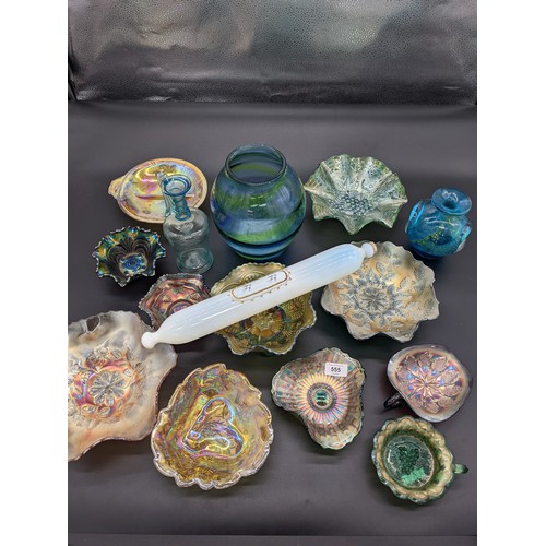 555 - Mixed lot of glass ware to include carnival glass and opalescent rolling pin.