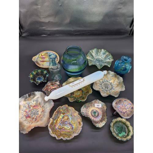 555 - Mixed lot of glass ware to include carnival glass and opalescent rolling pin.