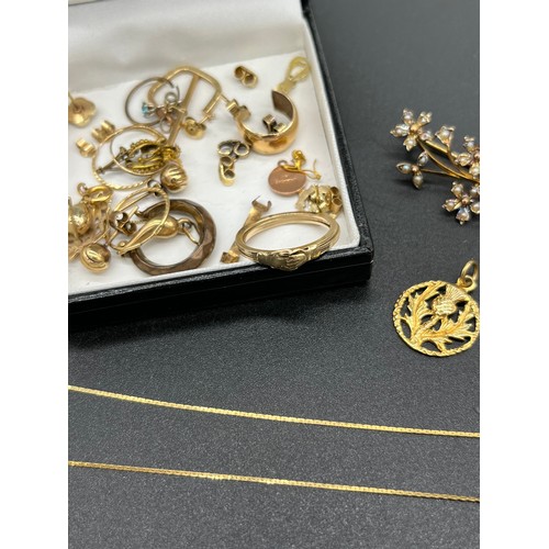 543 - Collection of 9ct gold jewellery and 9ct gold scrap. Includes three section puzzle ring, thistle pen... 