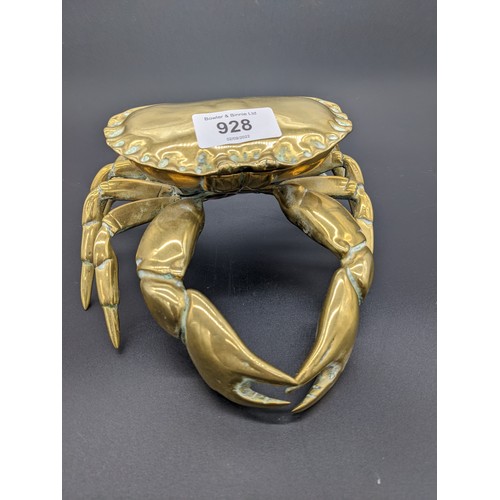 928 - Brass inkstand in the form of a crab [15x16cm]