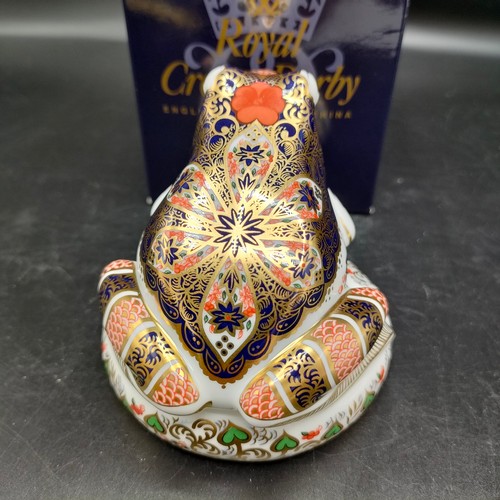 95 - Royal crown Derby paperweight old imari frog with box . 8.5 cm in height by 9cm in length .