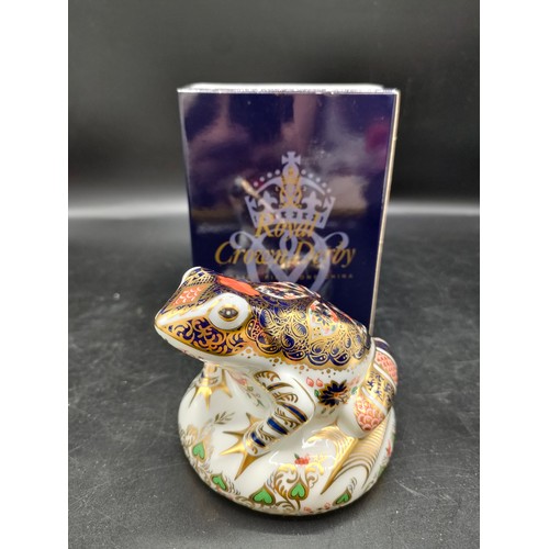 113 - Royal Crown Derby old Imari frog paperweight with stopper and box. 9cm in length, 7 cm in height.