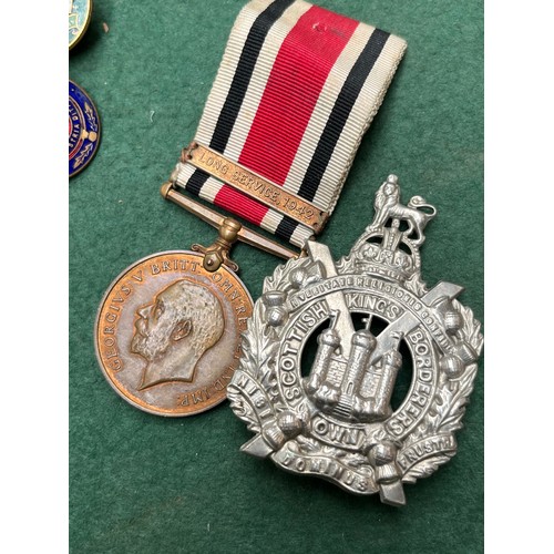 45 - Selection of badges and military items includes Kings Own Scottish Border cap badge, WW2 Long servic... 