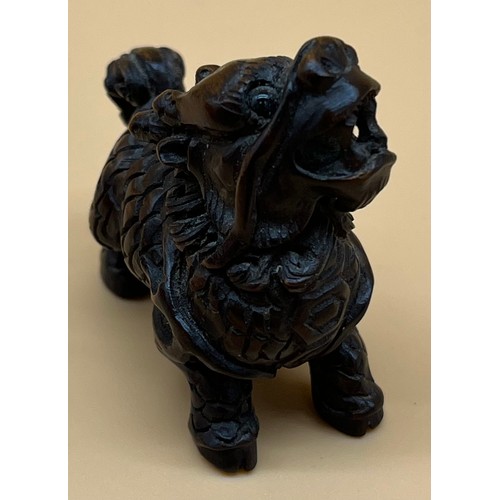 551 - Antique Japanese hand carved netsuke of a foo dog. Signed to base. [4.5cm in length]