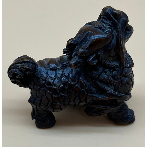 551 - Antique Japanese hand carved netsuke of a foo dog. Signed to base. [4.5cm in length]