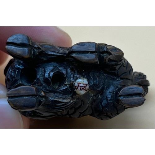 551 - Antique Japanese hand carved netsuke of a foo dog. Signed to base. [4.5cm in length]