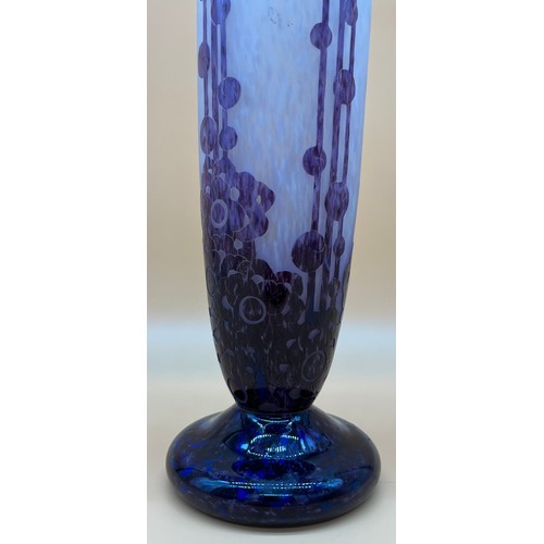 567 - Schneider Le Verre Francais 
Large vase marmoreal blown glass, decorated with purple flowers on a pi... 