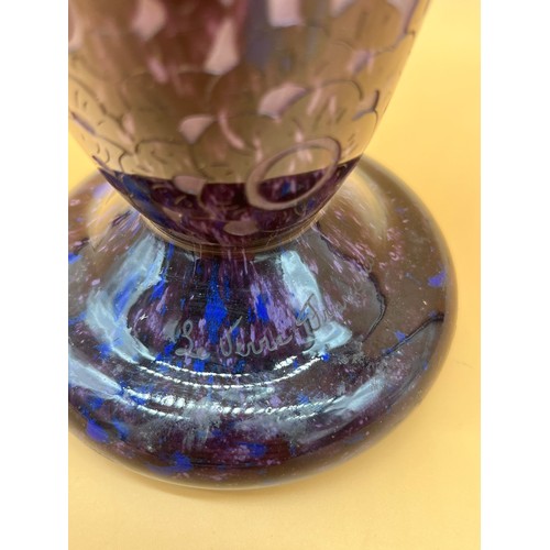 567 - Schneider Le Verre Francais 
Large vase marmoreal blown glass, decorated with purple flowers on a pi... 