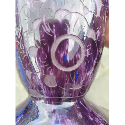 567 - Schneider Le Verre Francais 
Large vase marmoreal blown glass, decorated with purple flowers on a pi... 