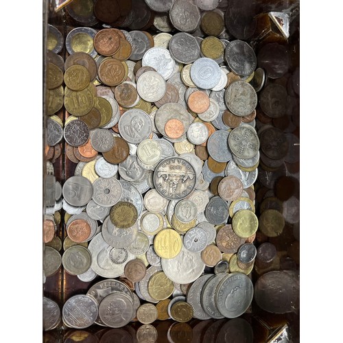 10 - Collection of mixed world coins and bank notes to include 1952 Candian Dollar, Bank of England 10 sh... 