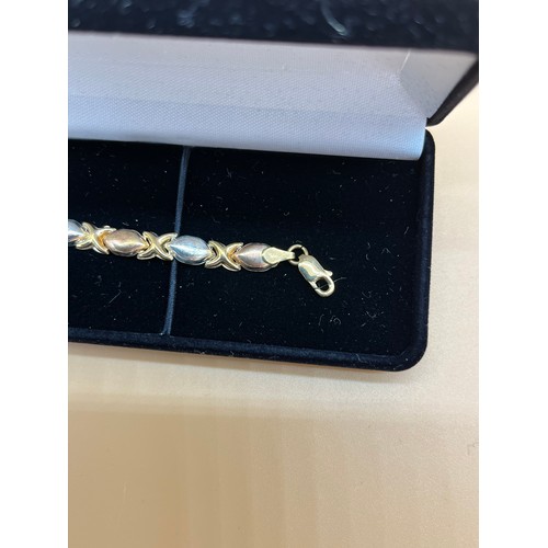 18 - 9ct three tone gold bracelet. [4.35grams] [19cm in length]