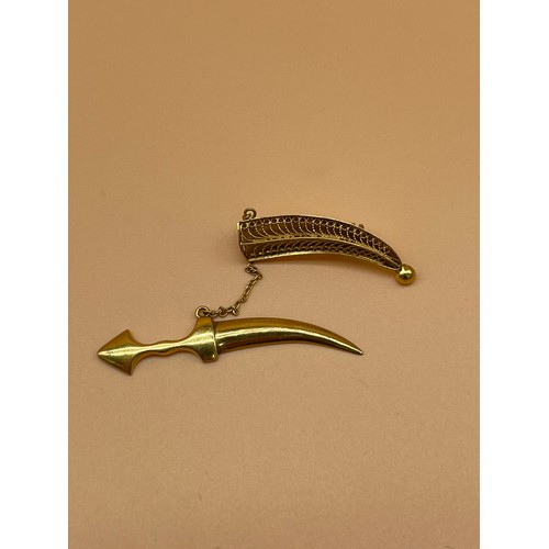 51 - 18ct gold [tested] Kukri knife brooch, removable blade from sheath. [clasp and pin work well] [8.98g... 