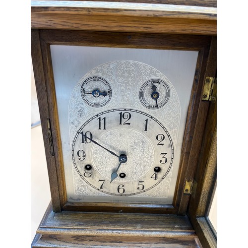 76 - Antique oak cased bracket clock, Movement by Kienzle- German made, Comes with key and pendulum. [40c... 