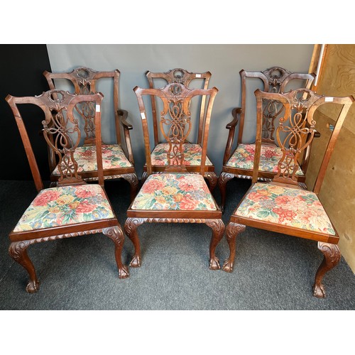 152 - Lot of six Georgian style dining chairs together with two matching carver chairs, the shaped back wi... 