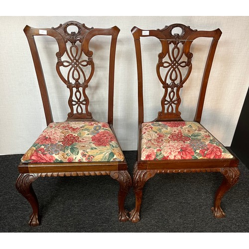 152 - Lot of six Georgian style dining chairs together with two matching carver chairs, the shaped back wi... 