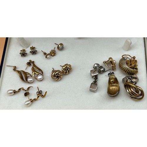 9A - Collection of 9ct gold earrings. Includes 4 pairs Of earrings and various loose. [11.23grams]