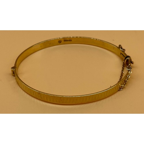 547 - 9ct yellow gold bangle. [8.99grams]