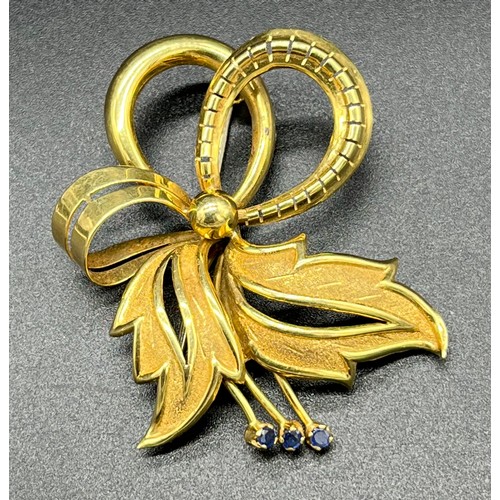 504 - 18ct yellow gold ornate brooch set with three Sapphires. [7.72Grams]