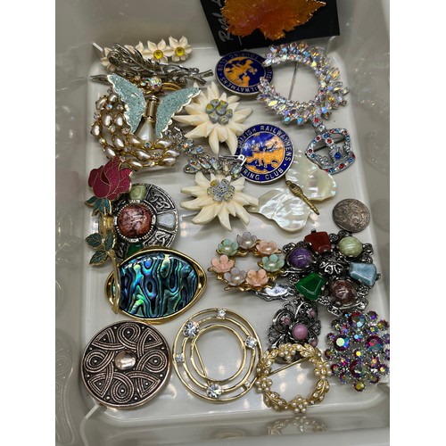 40 - Small basket of costume jewellery to include brooches, necklaces and watch. Together with a vintage ... 