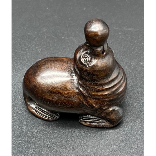 57 - Hand carved Japanese Netsuke sculpture of a seal with ball. Signed. [5cm in length]