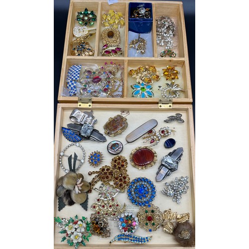 71 - Collection of vintage and antique costume brooches to include agate brooches, Victorian brooches and... 