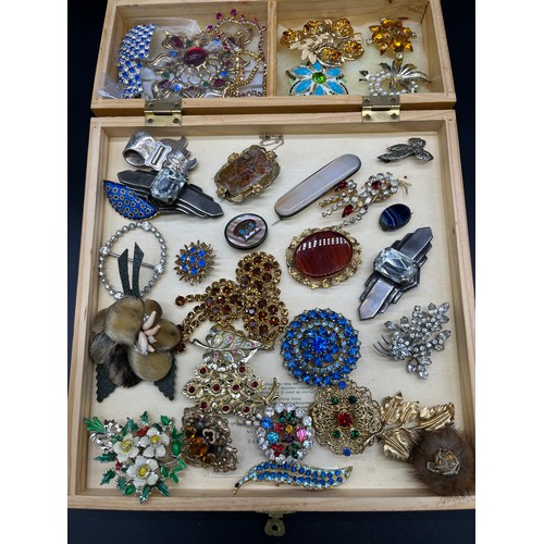 71 - Collection of vintage and antique costume brooches to include agate brooches, Victorian brooches and... 