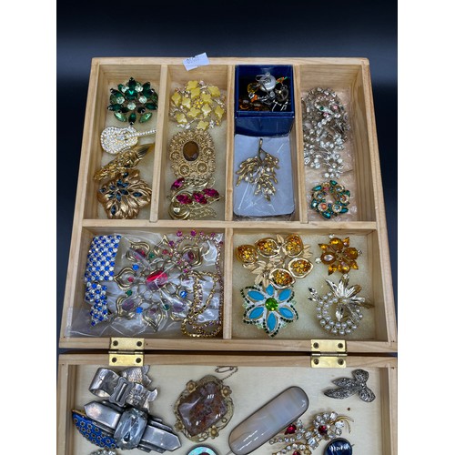 71 - Collection of vintage and antique costume brooches to include agate brooches, Victorian brooches and... 