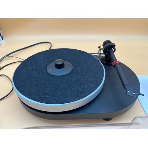 140 - Pro- Ject RPM 4 Turntable. [Working] Comes with instructions.