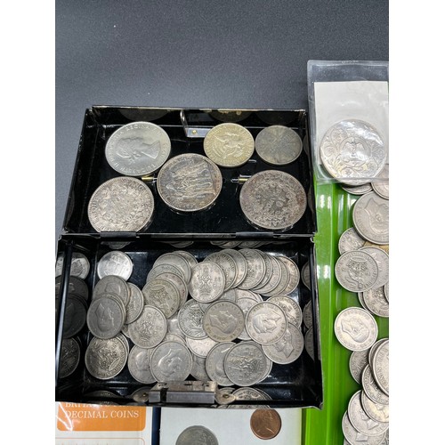 165 - Collection of mixed world coins to include crowns, some silver coins and Britains first decimal coin... 