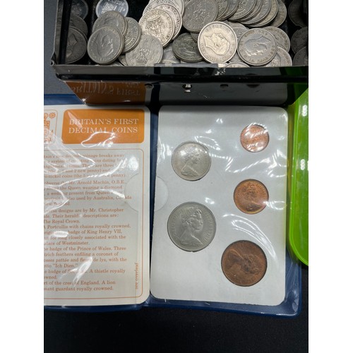 165 - Collection of mixed world coins to include crowns, some silver coins and Britains first decimal coin... 