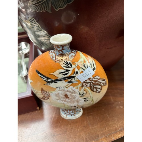 88A - Large hand painted Japanese vase [as found] together with a Japanese hand painted flask.