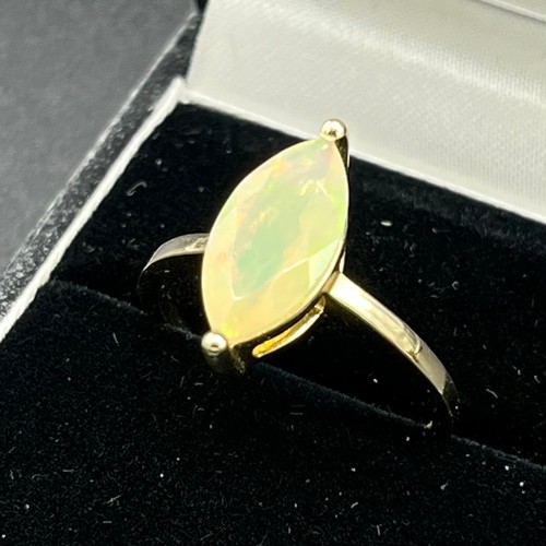 86 - 9ct yellow gold ladies ring set with a large opalescent style stone [Ring size P] [2.95Grams]