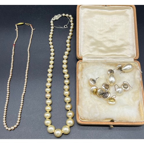 85 - A Vintage pearl necklace designed with a 9ct gold clasp and catch, together with another pearl neckl... 