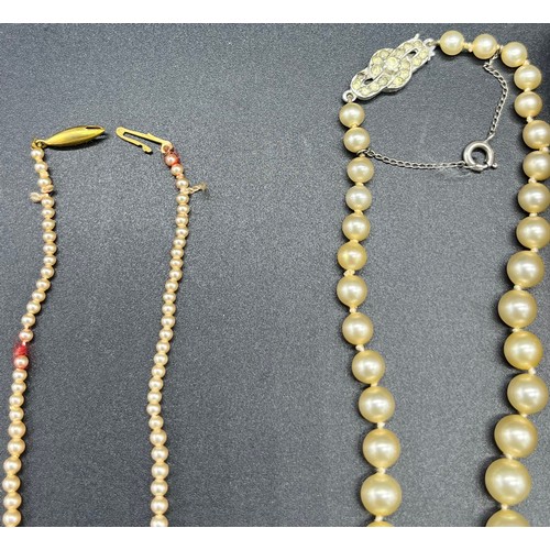 85 - A Vintage pearl necklace designed with a 9ct gold clasp and catch, together with another pearl neckl... 