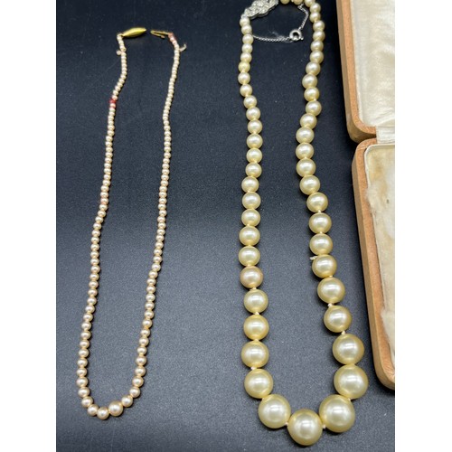 85 - A Vintage pearl necklace designed with a 9ct gold clasp and catch, together with another pearl neckl... 