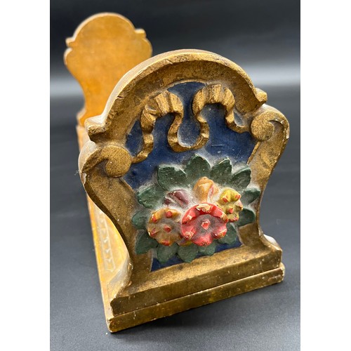 136 - A Regency style moulded and gilt painted table top book shelf.