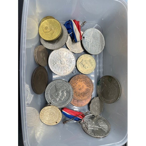 223 - A Quantity of mixed British coinage to include Silver cased crown, ERII Coinage of Great Britain set... 